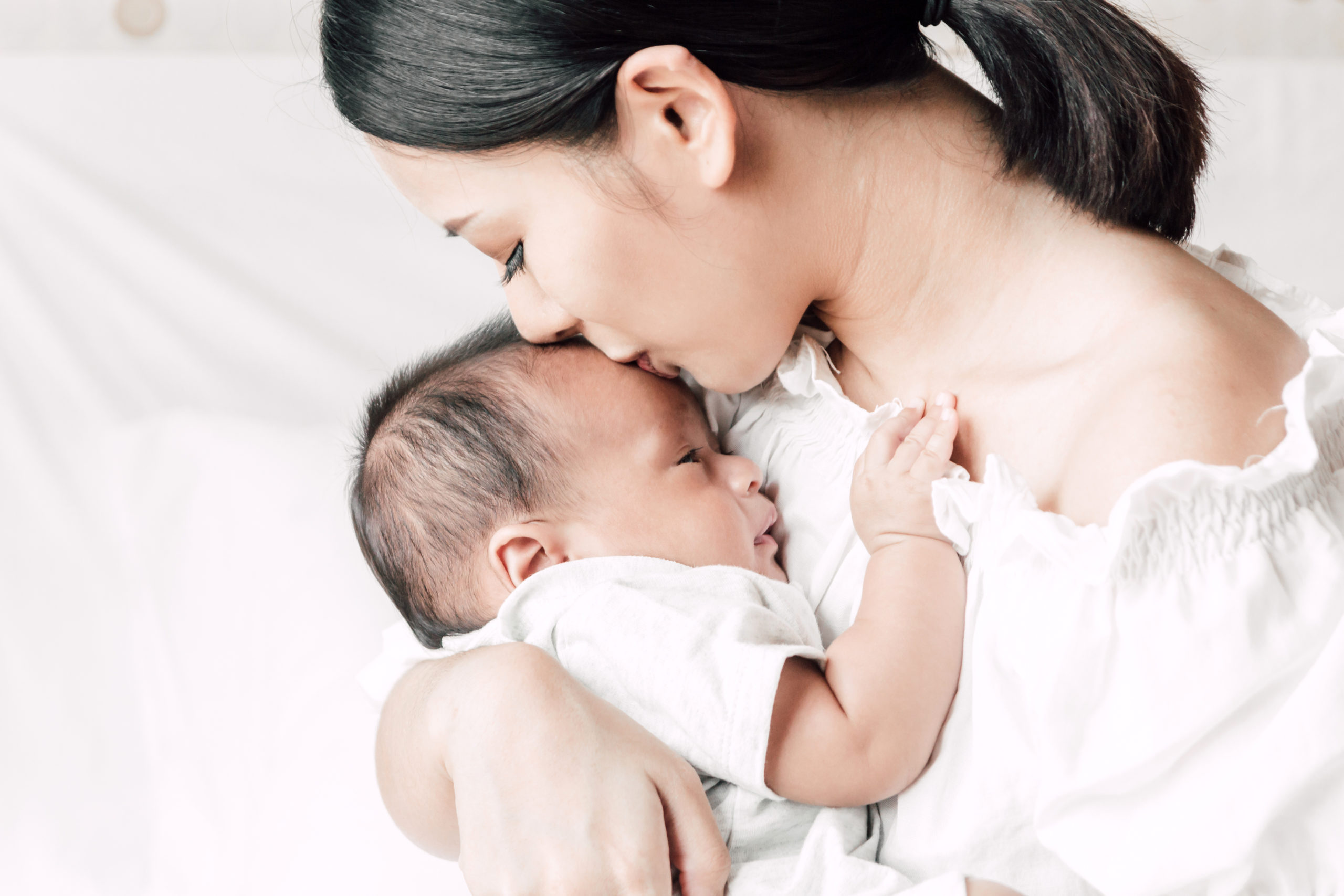 Menyusui. Korean mother and Baby. Asia Breastfeeding. Египет Breastfeeding. Помогаем друг другу. Монгольская мама держит ребенка.